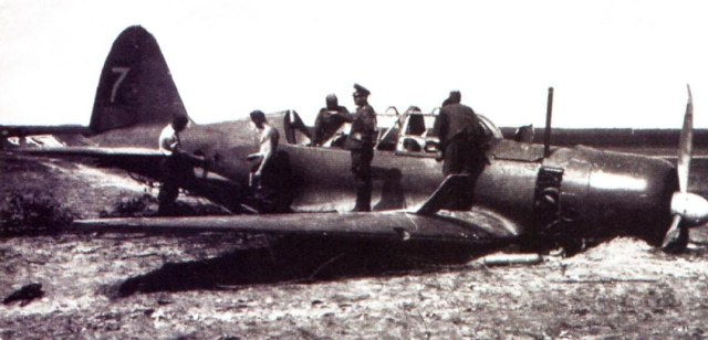 Немцы осматривают Су-2, подбитый в ходе боевого вылета.jpg